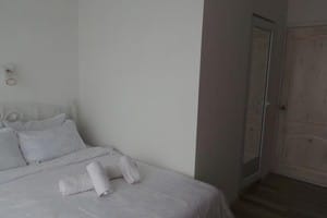 Мини-отель Guest House Mykonos. Двухместный делюкс с отдельной ванной комнатой 1