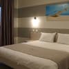Отель Happy Inn. Люкс 4-местный Двухкомнатный люкс с боковым видом на море. 2